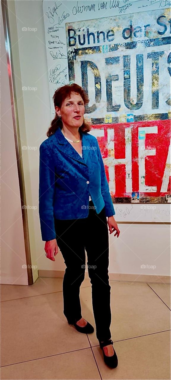 The lovely lady is in “Munich”, Bavaria at the “DEUTSCHES THEATER”, the “GERMAN THEATER” where an autobiographical play by the same name about 1980s Viennese pop star singer “FALCO” is being performed. 2024. Hypnotic Productions