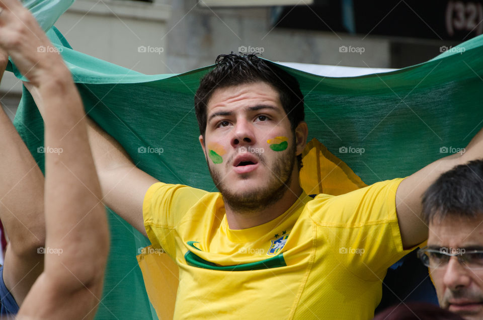 homem com bandeira sobre a cabeça