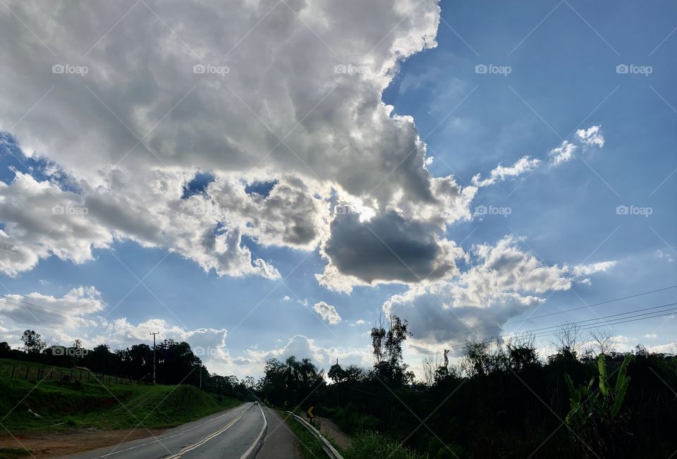 🇺🇸 4 p.m. - Sunset with a bucolic landscape.
 Nature always presents us with beautiful images (city of Itatiba, Brazil). / 🇧🇷 16h00 - Entardecendo com uma paisagem bucólica. A natureza sempre nos presenteia com belas imagens (cidade de Itatiba).