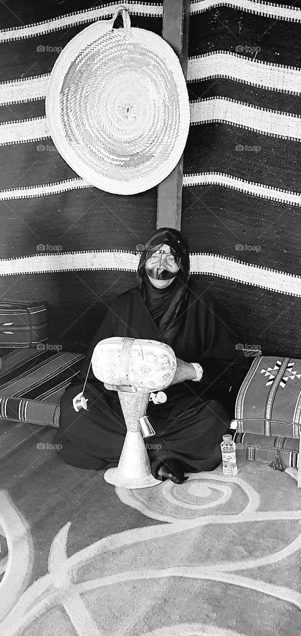 an old Emarati woman showing Emarati traditions and old crafts