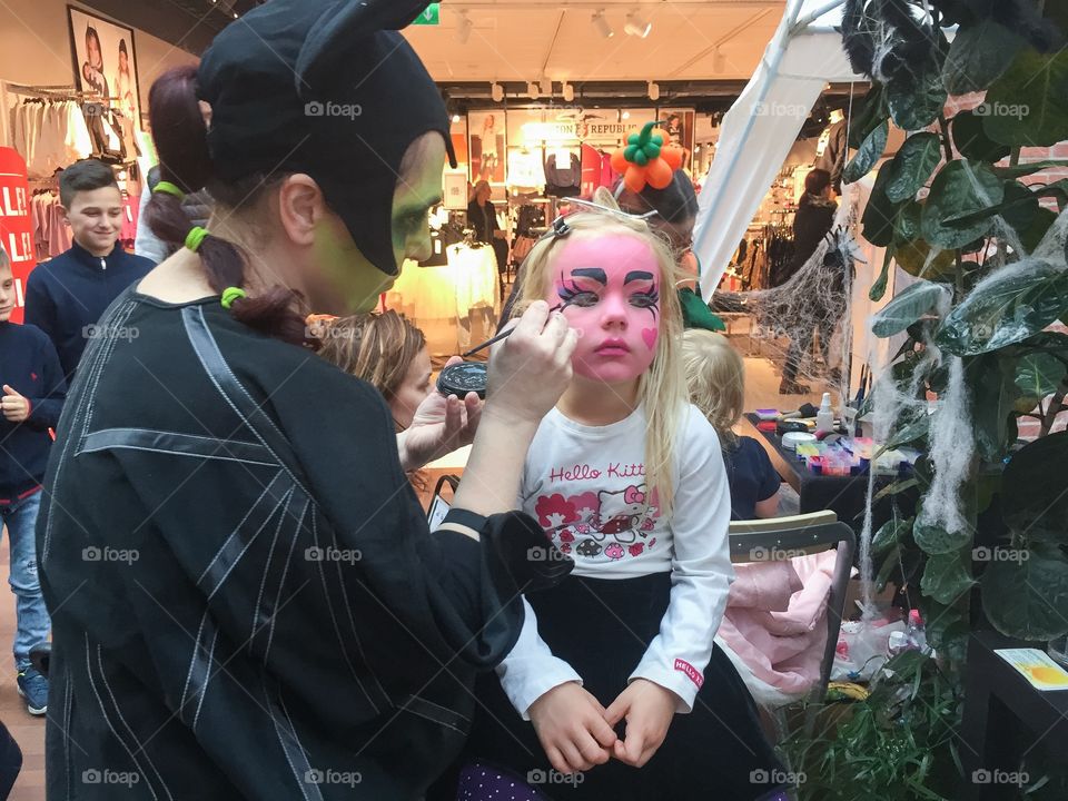 Little girl is getting a makeover in a local shopping center. The result is the MonsterHigh dol Draculaura. Tha makeup was for Halloween that same day. The girls name i Wilda Hilner and she is 5 years old. And Swedish.