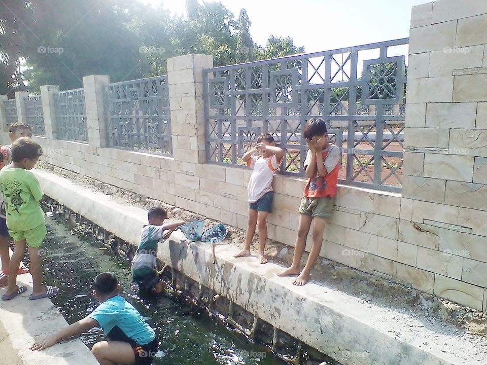 Children are looking for fish in the waterways in the hero tomb park that has not yet been built