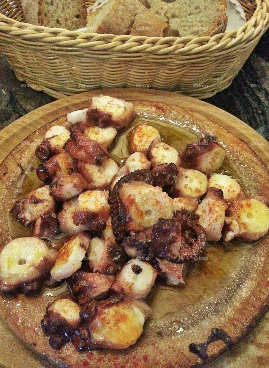 Polbo á feira. Octopus Galician style
(octopus, coarse sea salt, paprika and olive oil)