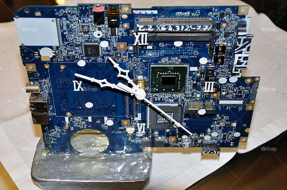 Relógio com restos de computador