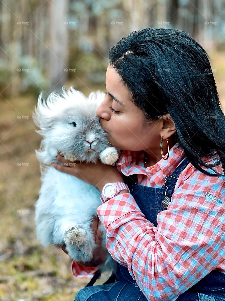 Mujer besando a un conejo 