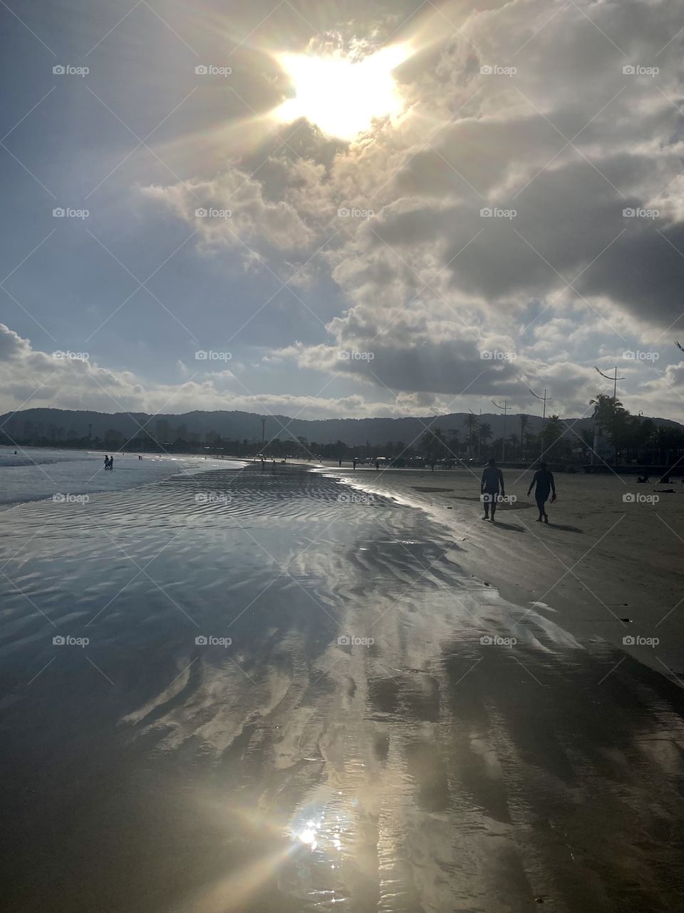 🇺🇸 A wonderful landscape of Praia do Guarujá: a water mirror formed in the sand of the sea. / 🇧🇷 Uma maravilhosa paisagem da Praia do Guarujá: um espelho d’água formado na areia do mar. 