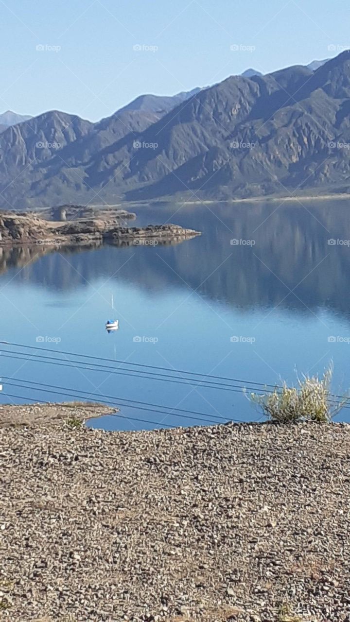 paisaje de lago y montaña