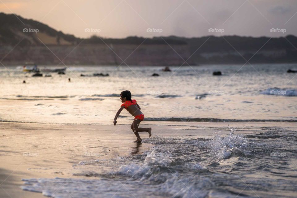 niña en la playa