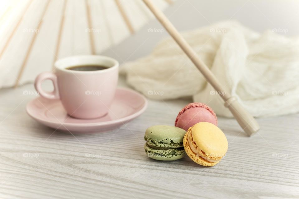 Vintage feel coffee & macaroons with paper parasol