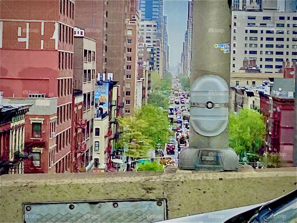 An amazing urban view from the „Ed Koch 59th Street Queensborough Bridge“ overlooking brownstone apartment complexes and lots & lots of traffic moving along one of the main roads on the Upper East Side. 2022. Hypnotic Productions