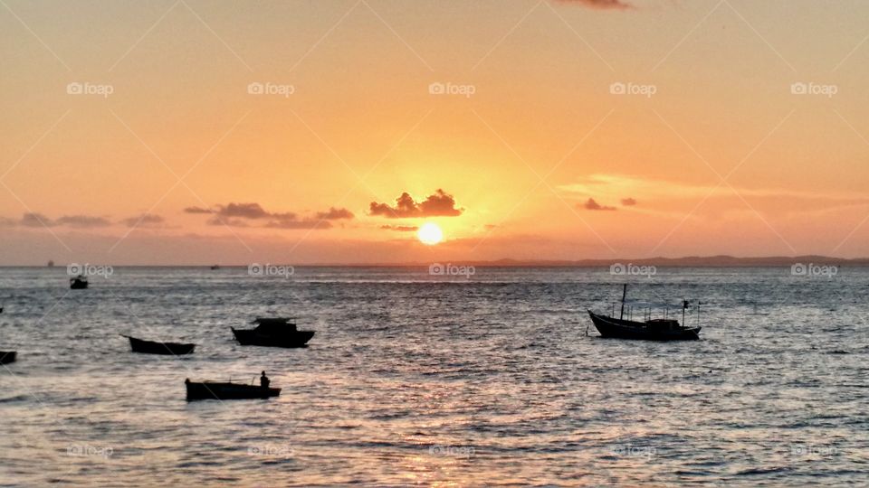 Lindo pôr do sol na Bahia de Todos os Santos, visto pelo Solar do Unhão.