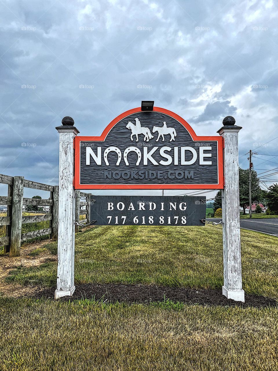 Nookside stables in Pennsylvania, boarding your horse In Pennsylvania, Midwest stables for horses, sign for stables on the road, pulling in to Nookside stables