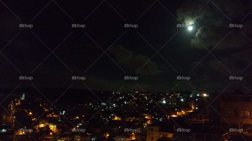 Lua cheia e favela