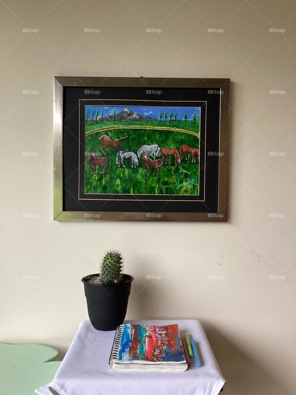 Elegantes caballos galopando en la pradera algunos otros en el mar una excelente portada para lucir en el entorno de tu oficina tu hogar u disfrutar de la excelente belleza de un cuadro en la naturaleza