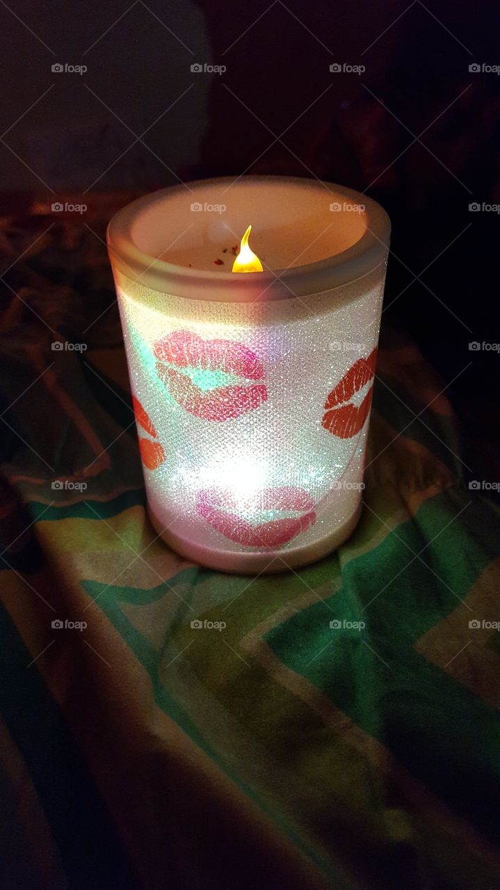 kiss electric candle light