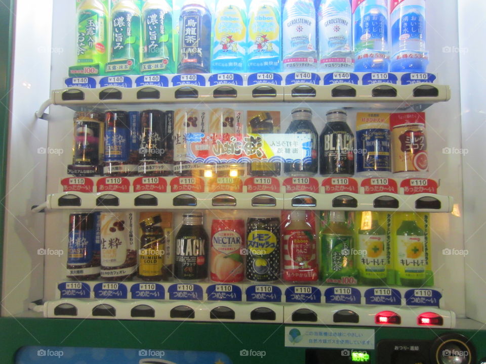 Japanese Vending Machine, Tokyo Street, Japan.  Hot and Cold Drinks, Soup Cans