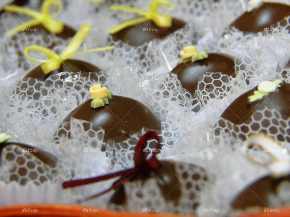 bombom de cereja com damasco fresco. deliciosa cobertura em camadas