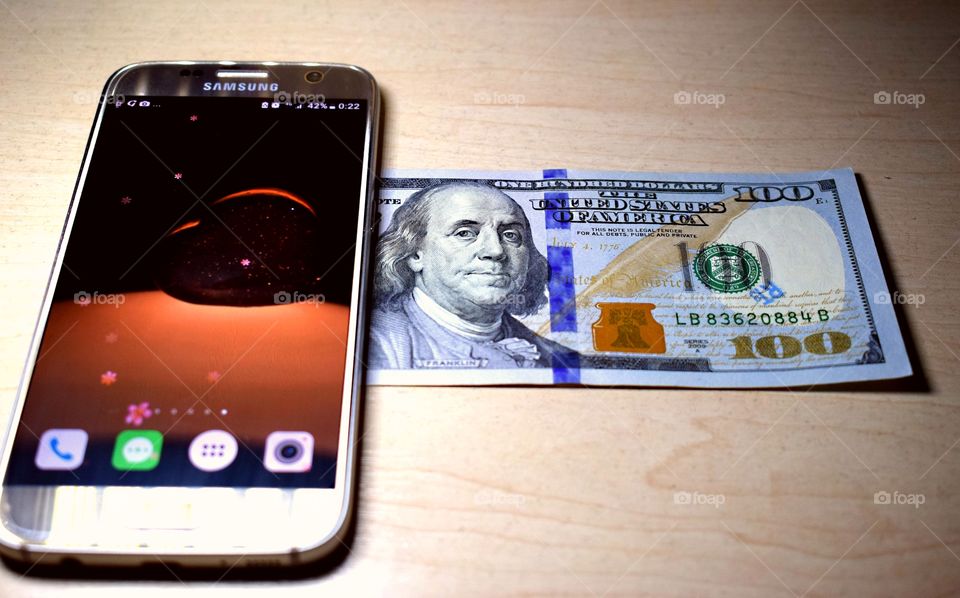 Smartphone and money. Earnings on the Internet. one hundred dollars. Android and networks.
