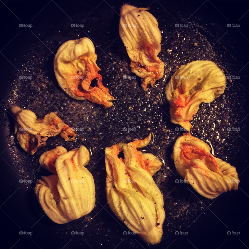 Zuchinni flowerf. Fried in butter. Delicious!