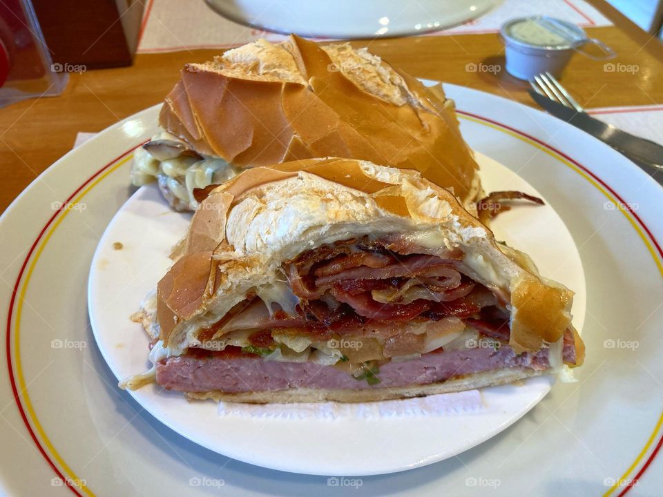 🇺🇸 What a cowardice… bragantina sausage snack with bacon, cheese and vinaigrette.  Oh my cholesterol...
 But it was delicious! / 🇧🇷 Que covardia… lanche de linguiça bragantina com bacon, queijo e vinagrete. Ah, meu colesterol…
Mas estava delicioso!