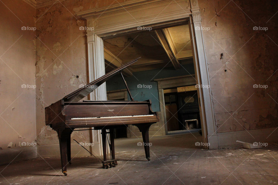 Forgotten Piano. Abandoned Plantation - Northern Virginia