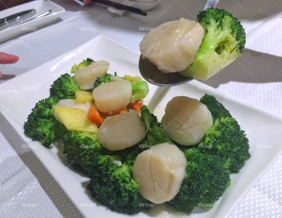 Scallops and broccoli