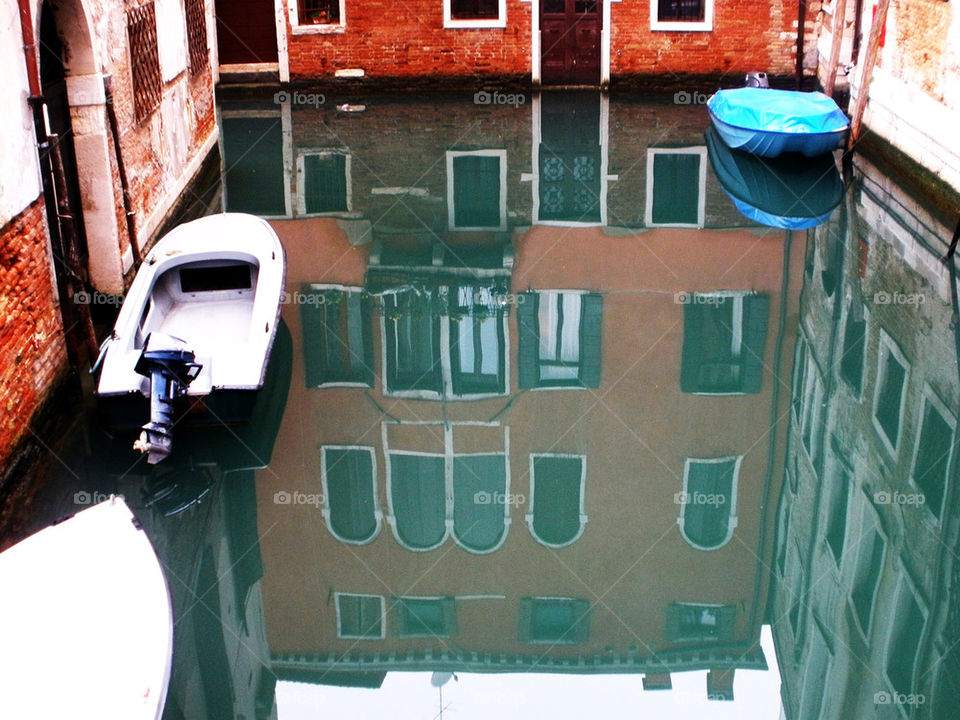 water house boat reflection by kersti