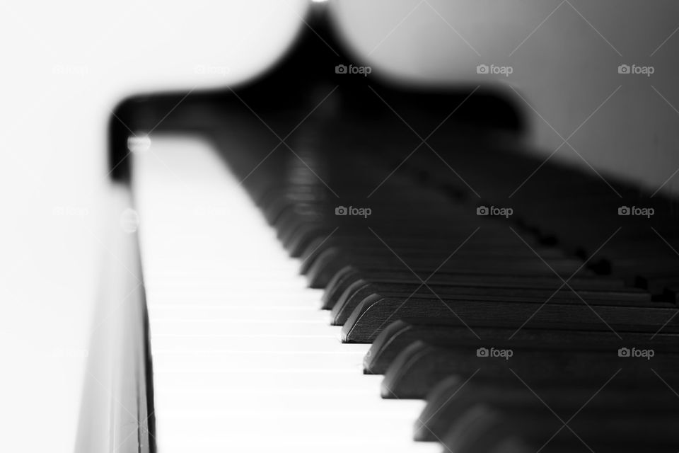 piano keyboard black and white