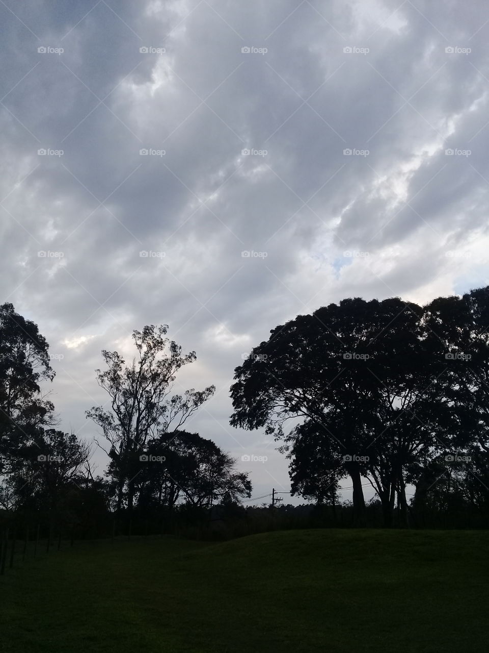 Uma imagem bonita do entardecer no Bairro da Fazenda Ermida. Apesar das nuvens escuras, a silhueta é encantadora.