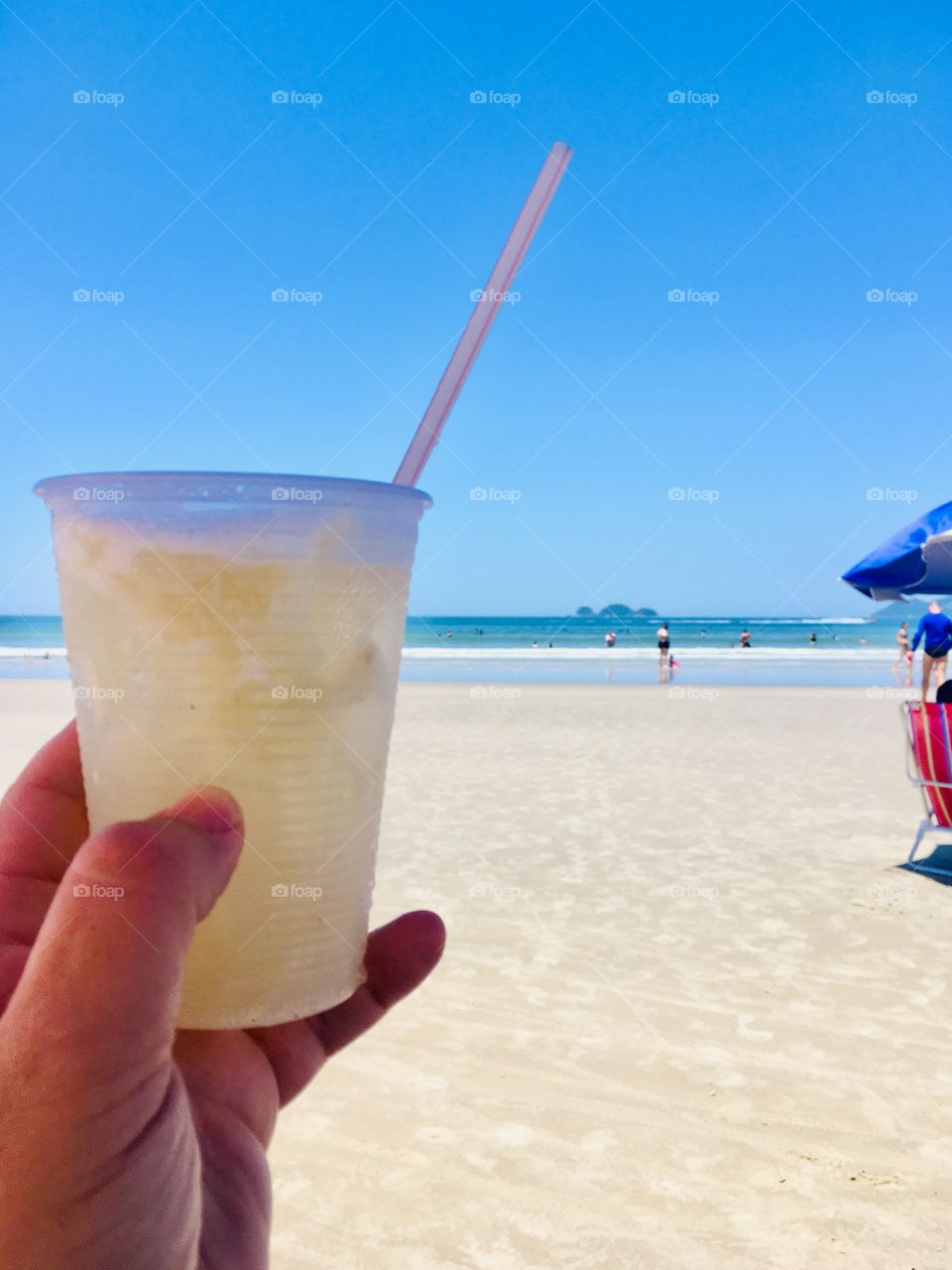 Uma caipirinha! Se bem que essa não e pinga com limão, mas vodka com abacaxi (caipirosca, é o nome correto desse drink).