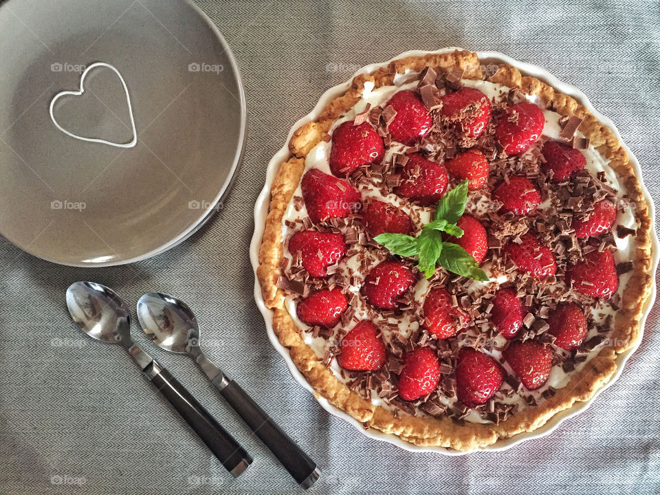 cake with strawberries