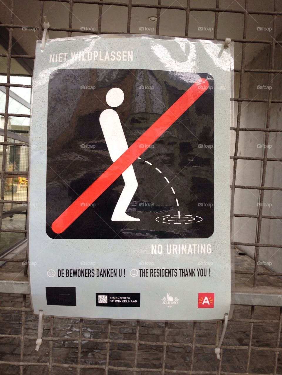 Funny sign - do not urinate