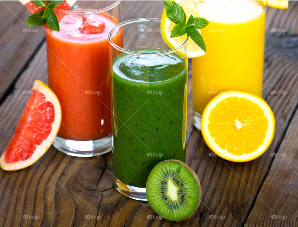 Delicious fruit smoothies consisting of lemon, kiwi and grapefruit. 