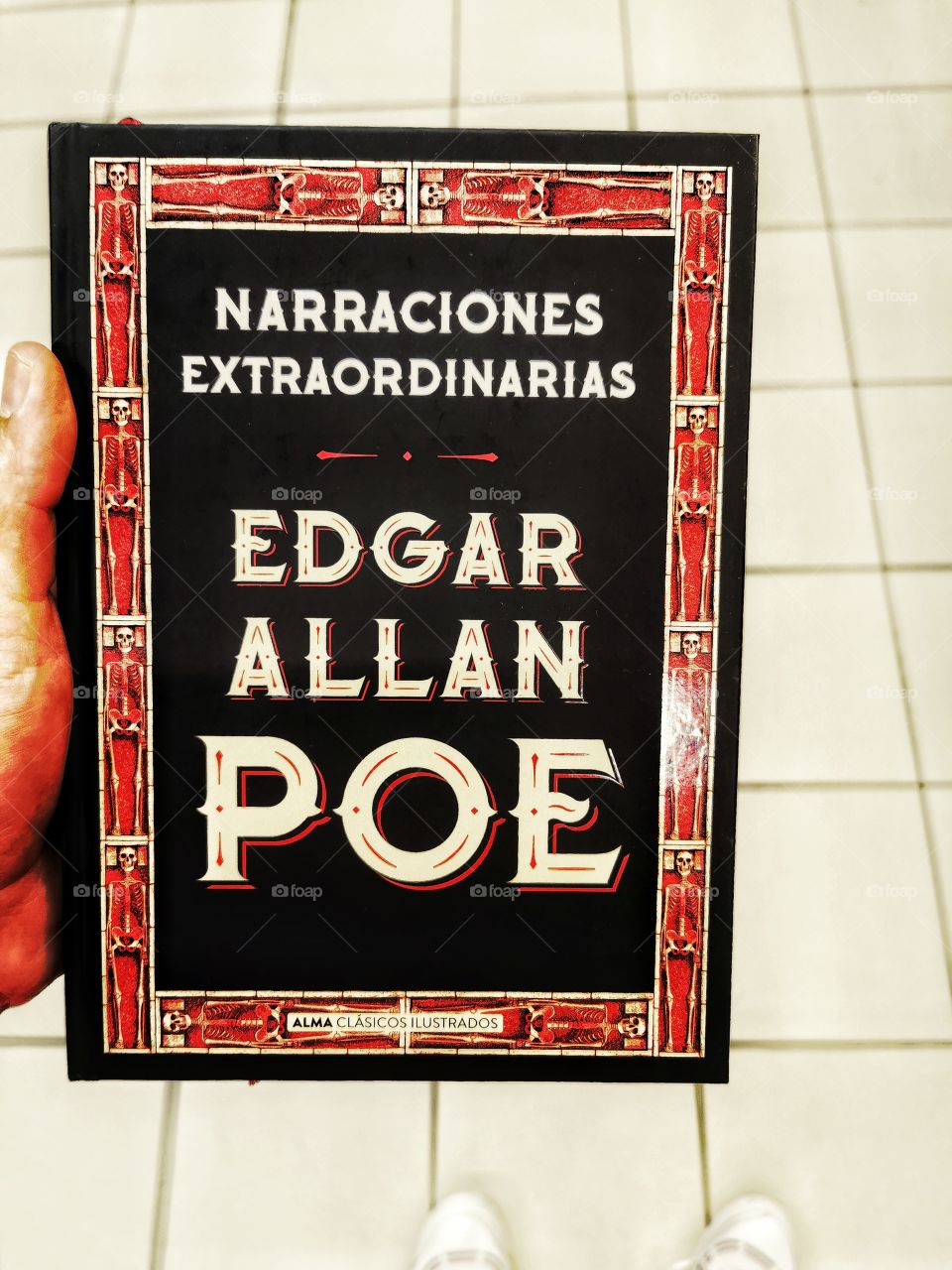 Este libro contiene narraciones increíbles sobre relatos escritos por el gran Edgar Allan Poe. Es una joya para cualquier amante de los libros.