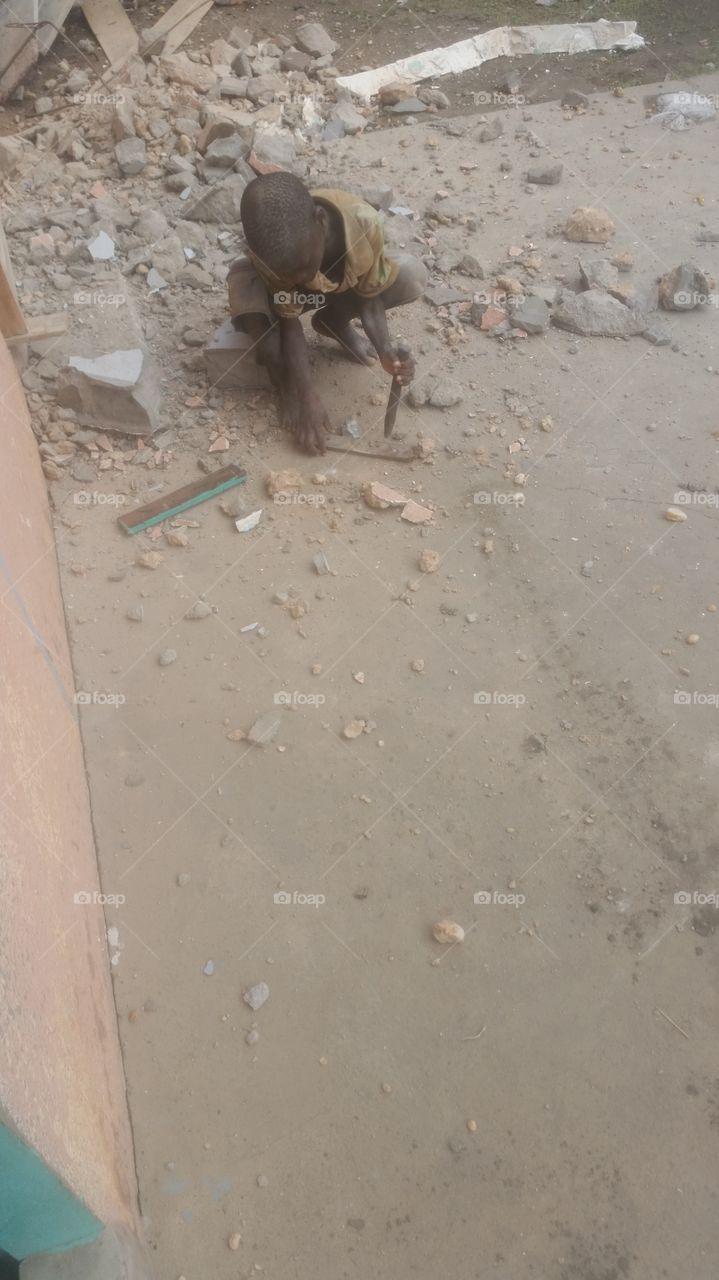 Un jeune apprenti maçon travaillant sur un chantier