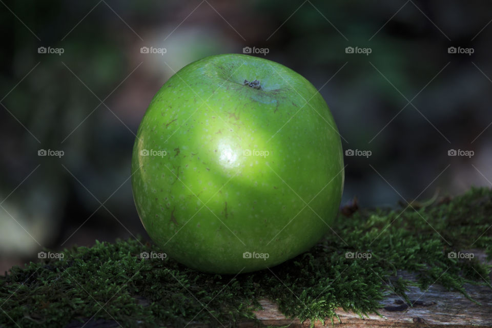 Green apple in nature 