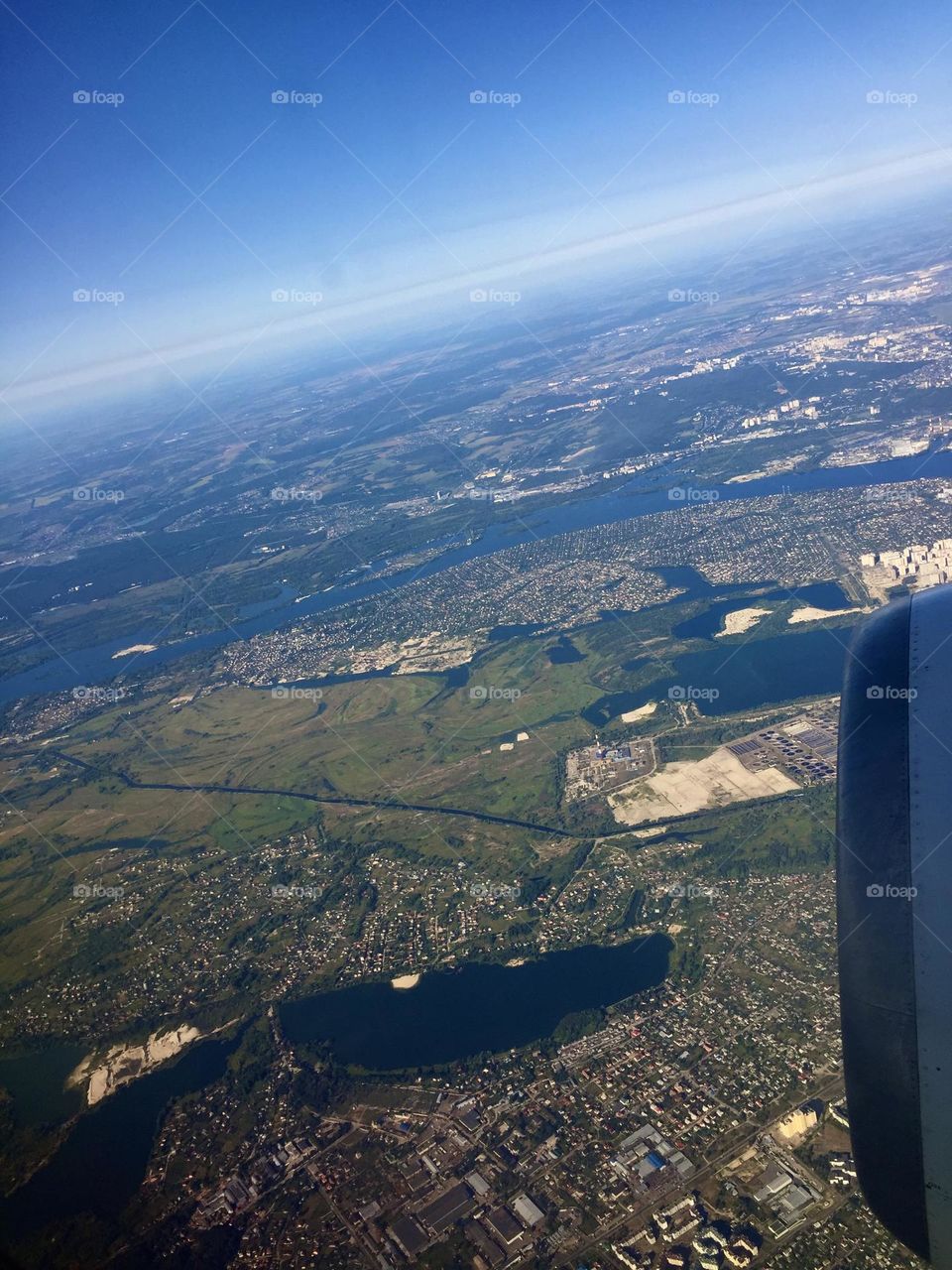 Вид  из иллюминатора  самолета во время посадки восхитительный.Мы видим  землю, пейзажи, дома и дороги, и всё это с высоты птичьего полета.
