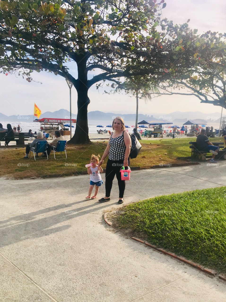 🍼 Quem nunca tomou mamadeira na Praia? Ops: coisas maravilhosas das nossas criancinhas... Kk 🇧🇷/  Who never took a bottle on the beach? Oops: wonderful things from our little kids ... Kk 🇺🇸🚨