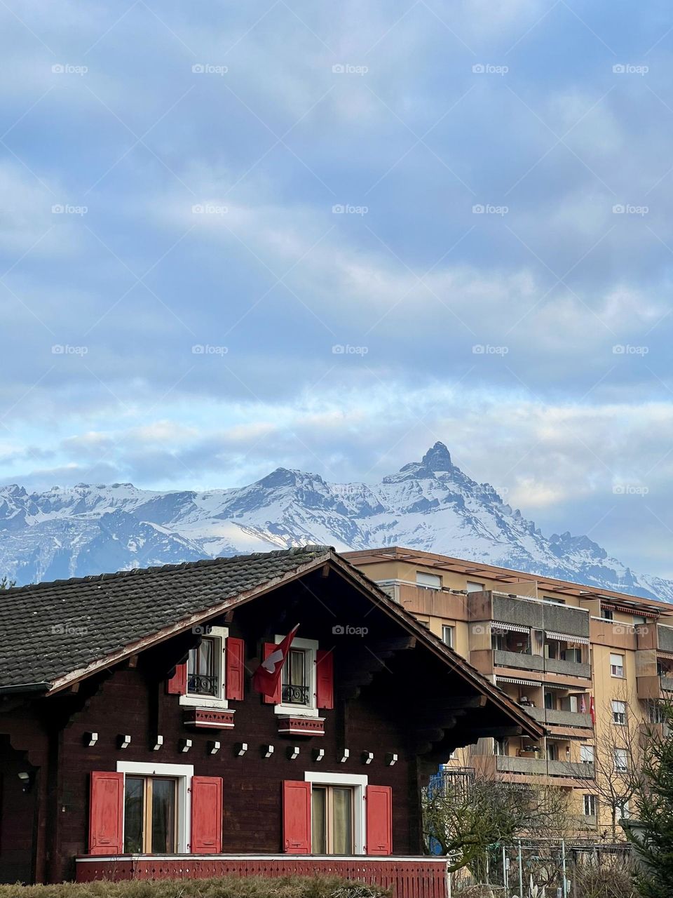 House by the mountains 