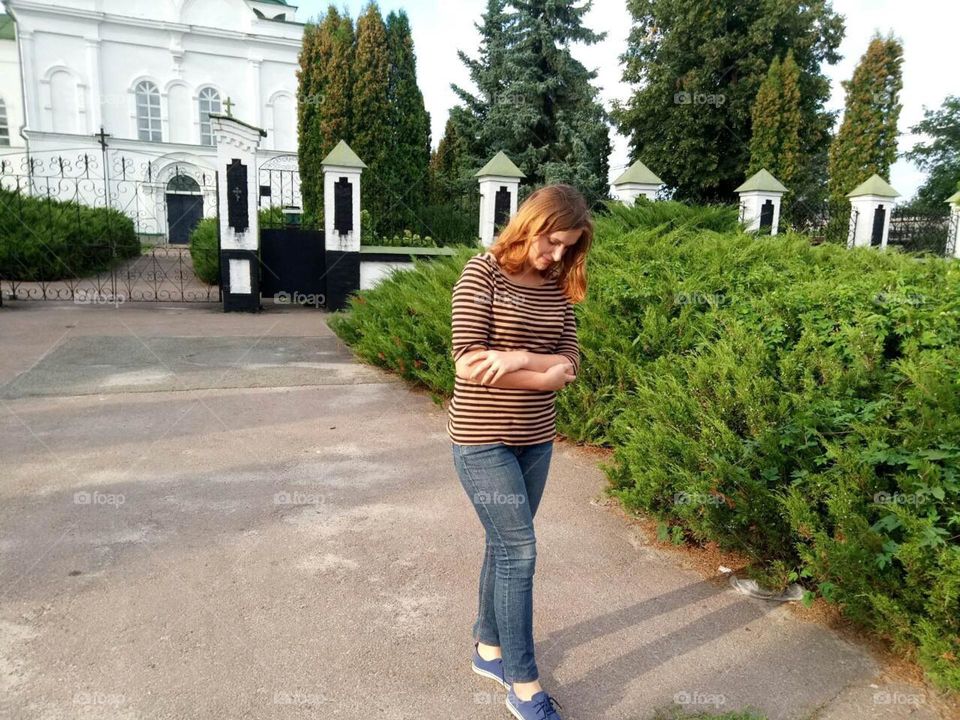 Photo session against the background of green city bushes