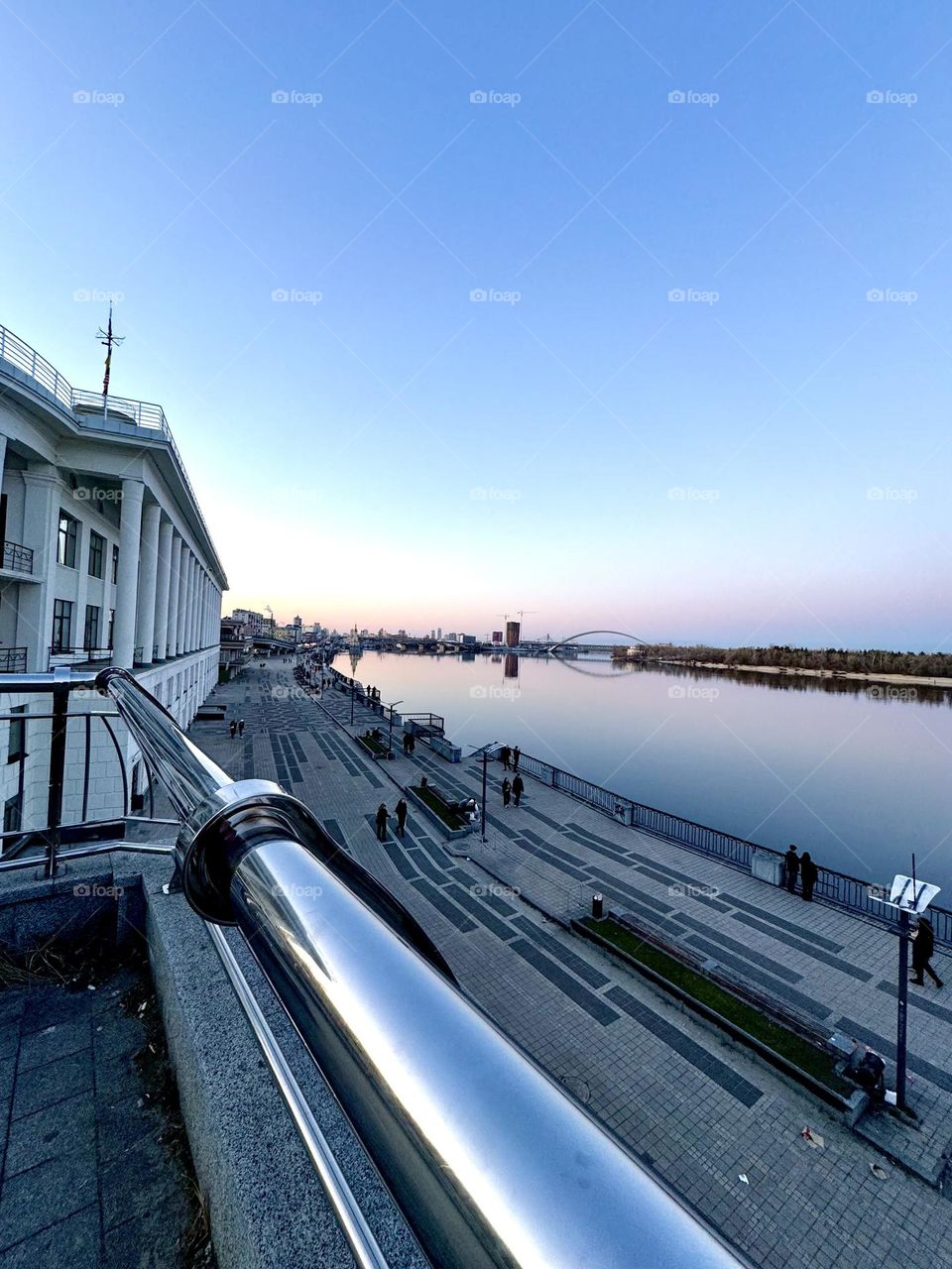 Закат на Киевской набережной, волшебство вечера на фоне величественного Днепра. Идеальное место для отдыха и фотоссесий