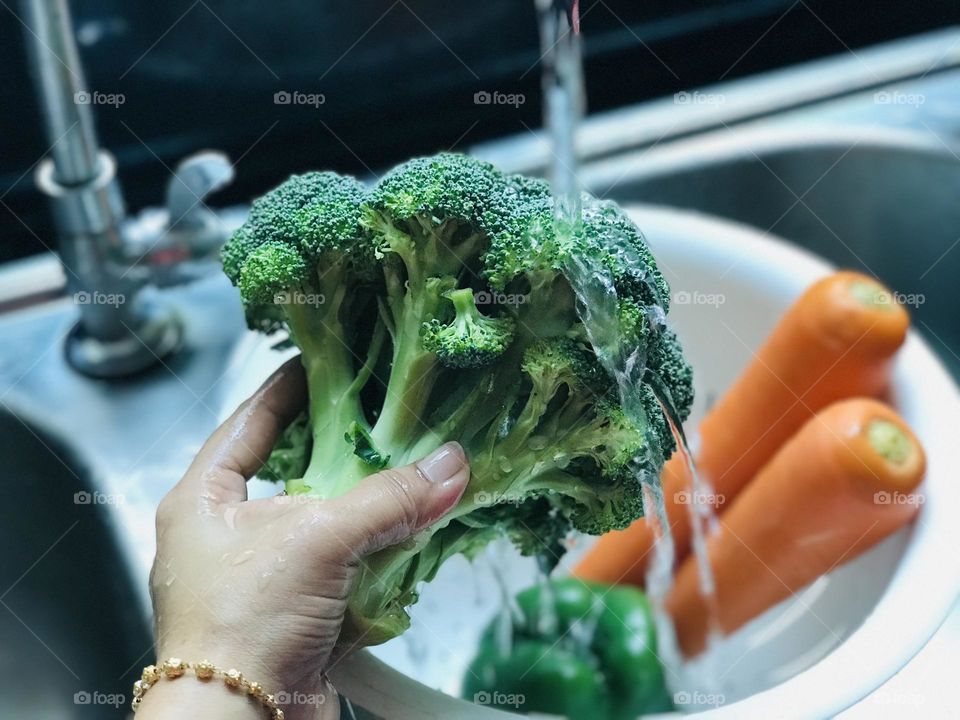 Cleaning vegetables under running water so liquids are cool 😎