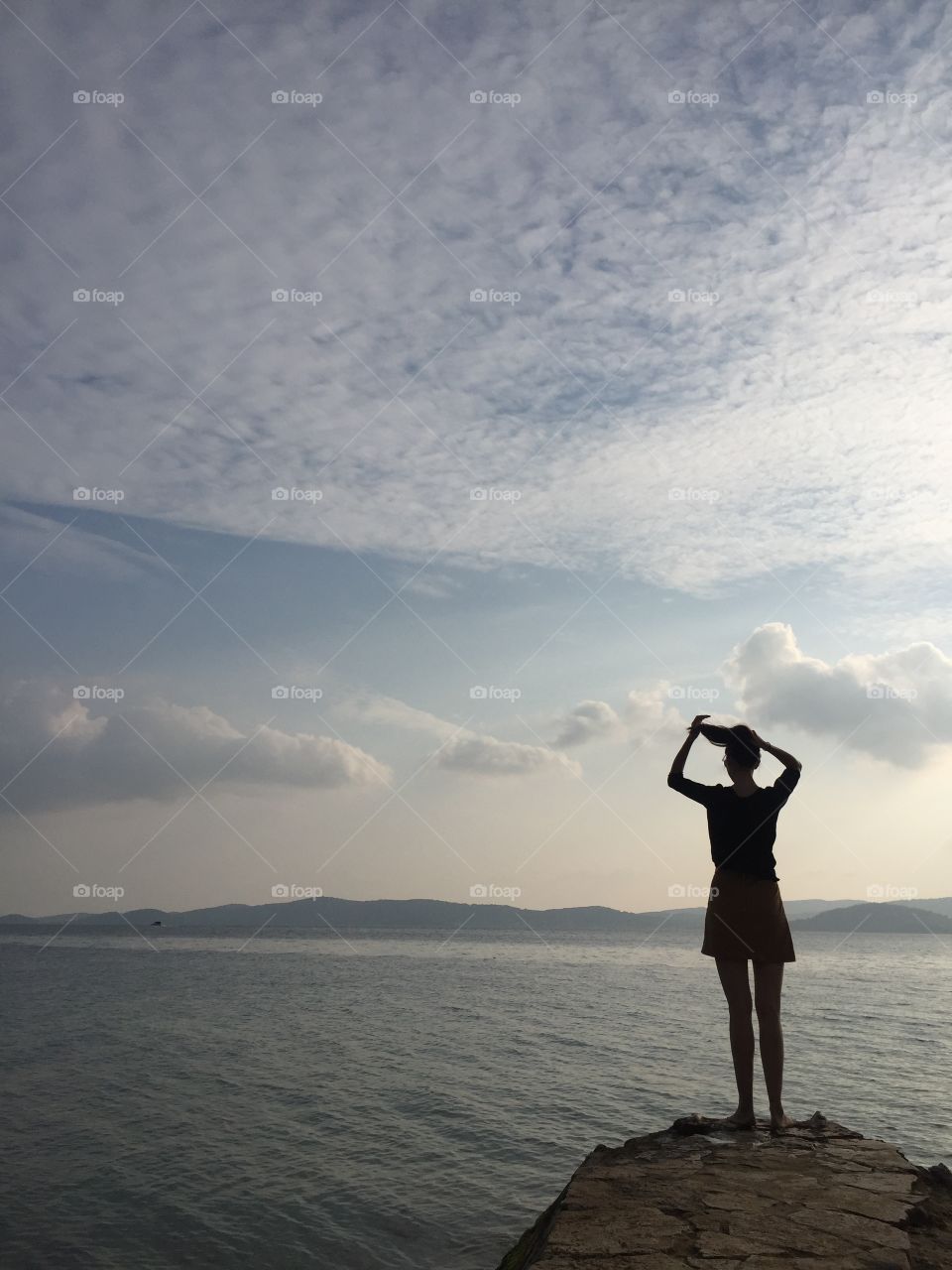 Girl in front of the sea. 