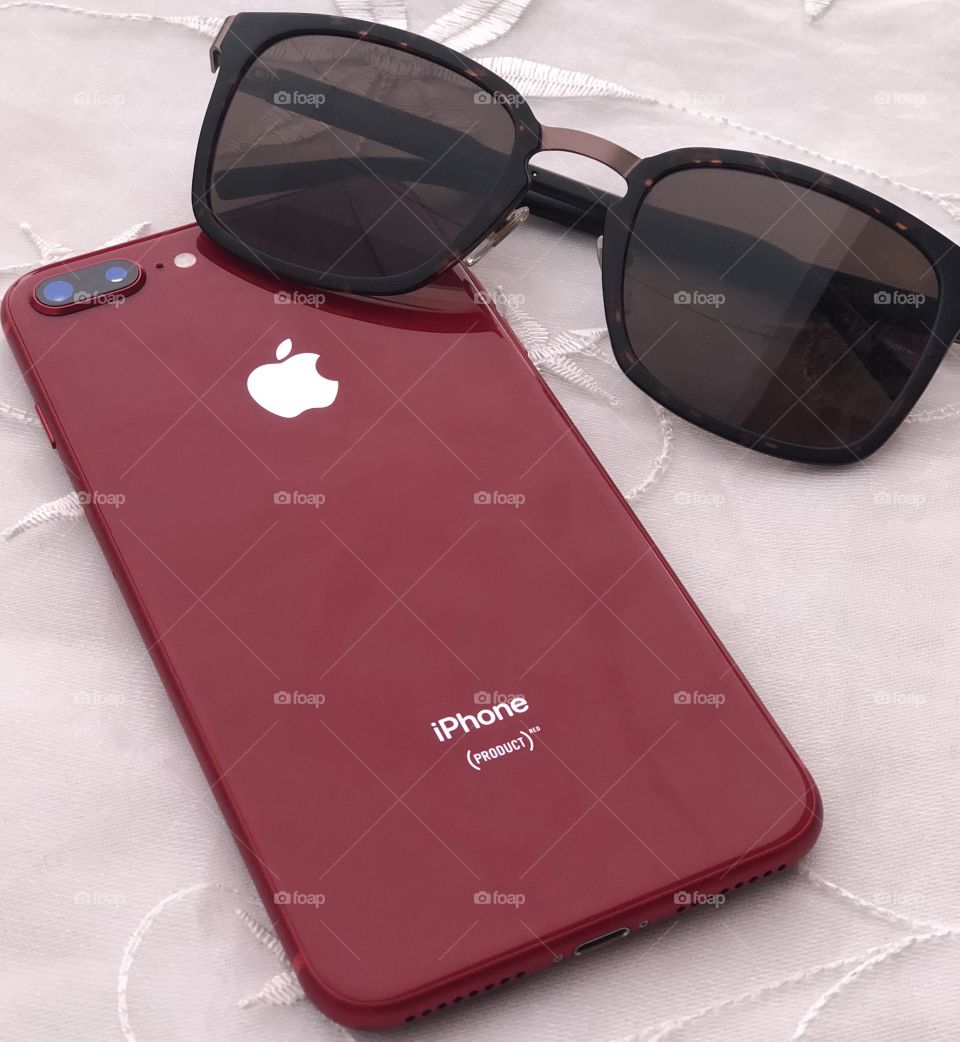 Iphone red with mont-blanc sunglasses 