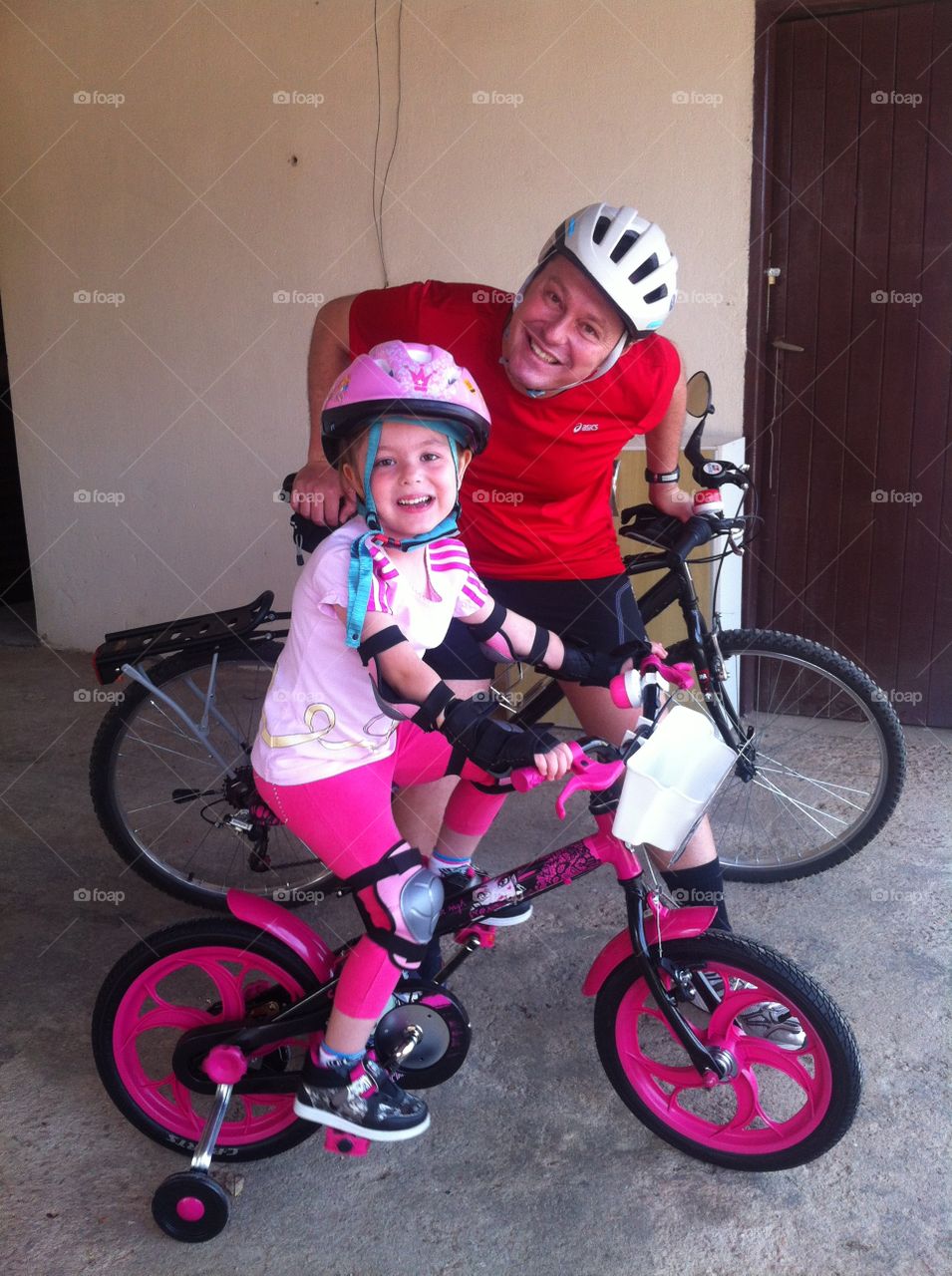 Pedalando com minha filha num dia qualquer. Essa foto é velhinha, hein? Mas sempre feliz!