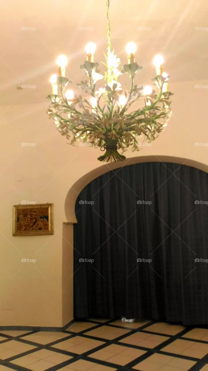 '60s-styled chandelier with flower decorations