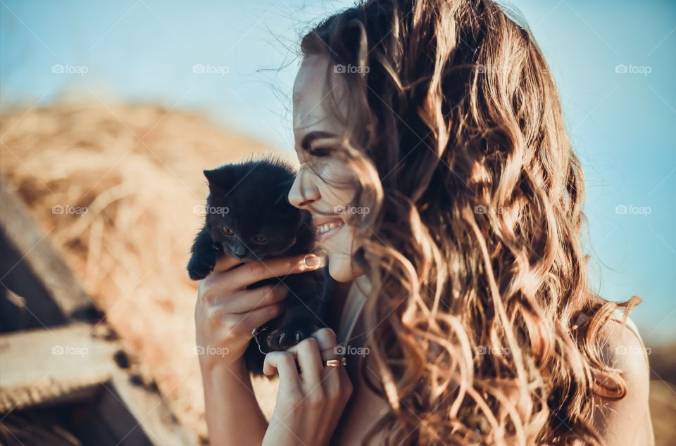 девушка держит котенка