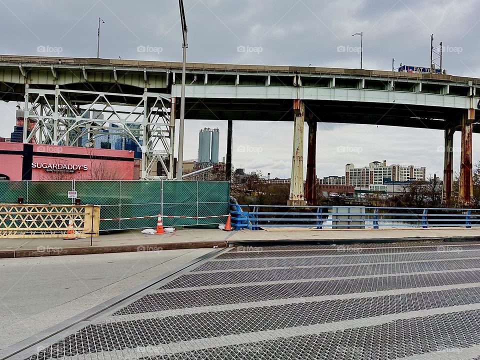 This is „Borden Avenue“ running parallel to the „Brooklyn Queens Expressway“ overpass on an overcast day in December 2023. Hypnotic Productions