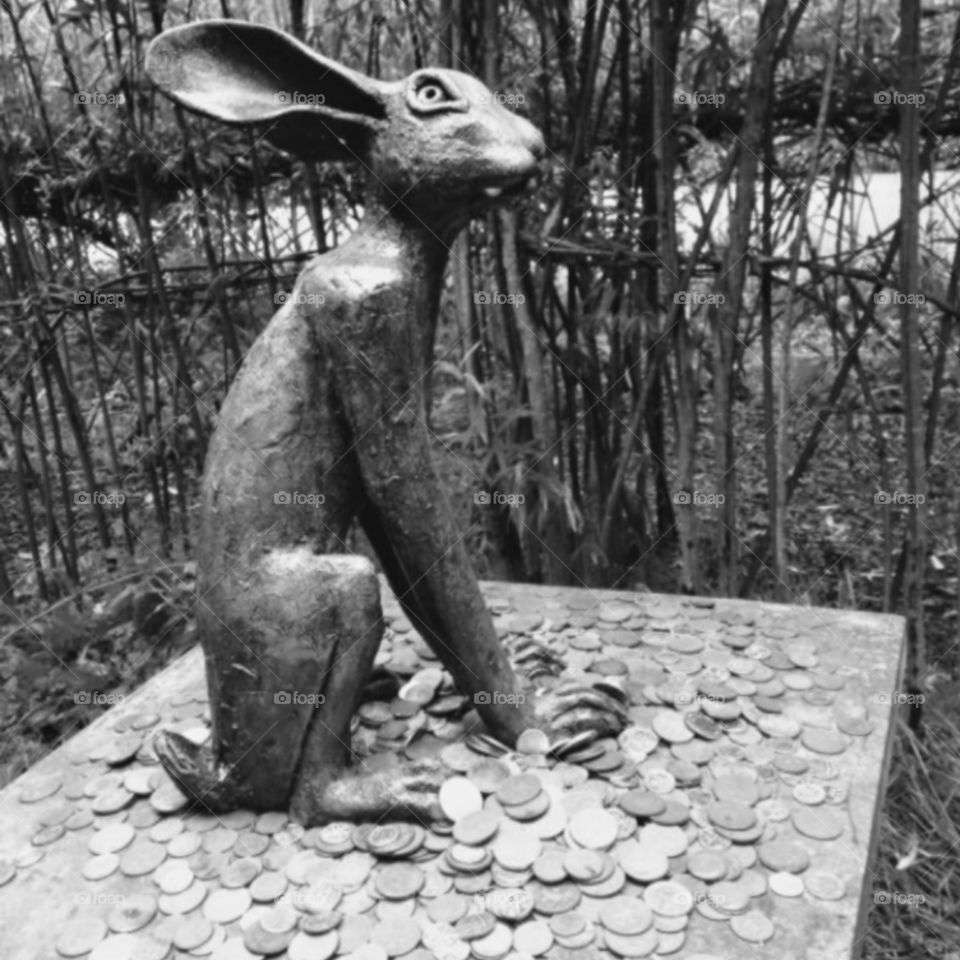 Money hare statue 