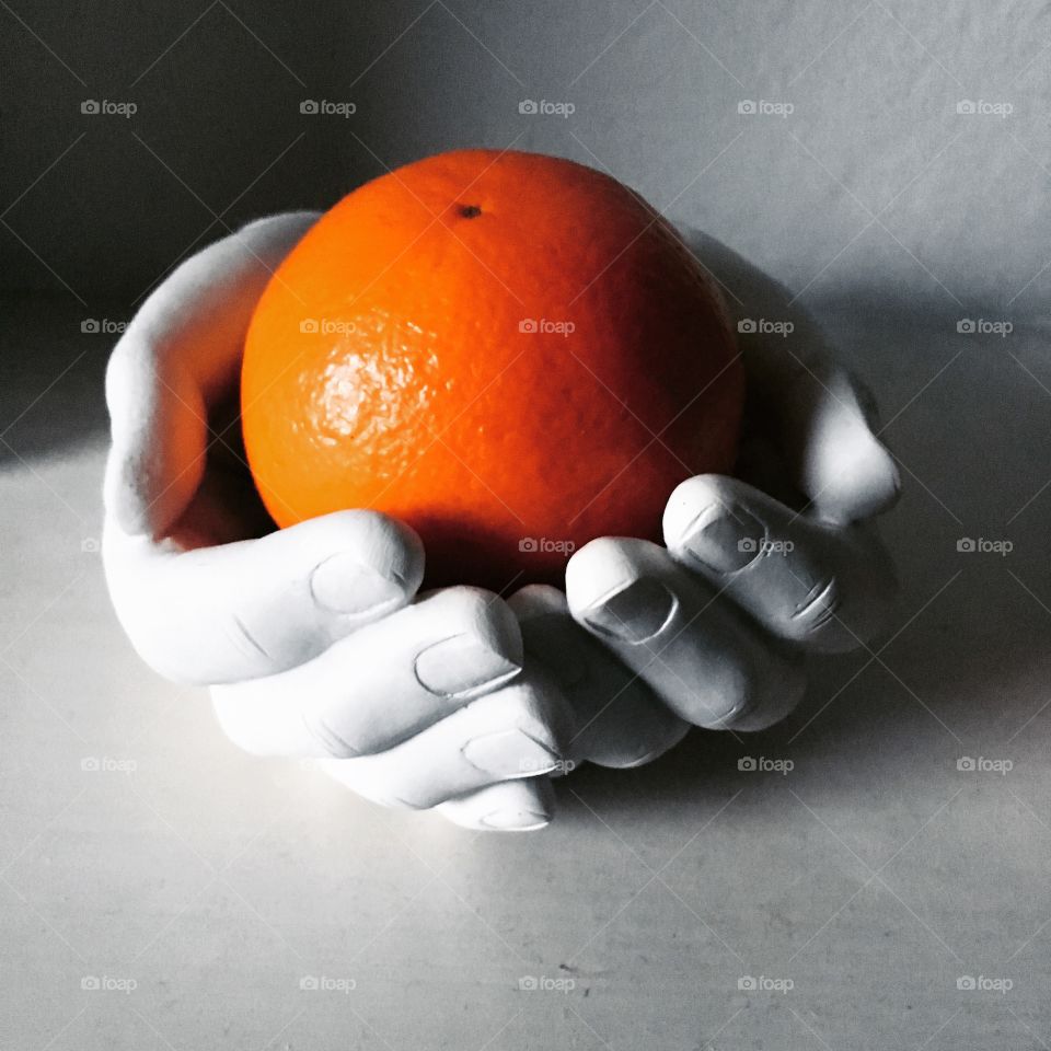 Hand the orange 